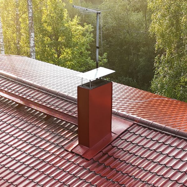 tiilikuvioisen peltikaton korjaus savupiipun kohdalta